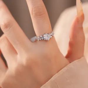 Detaillierte Nahaufnahme des brillanten Funkelns eines runden Zirkonia-Rings am Finger