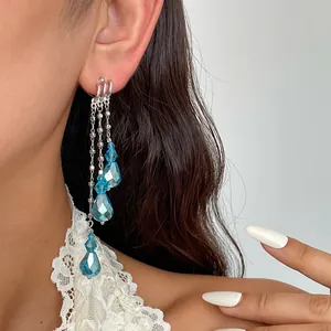 Détail de boucles d'oreilles vintage à pampilles en métal avec perles de verre goutte d'eau