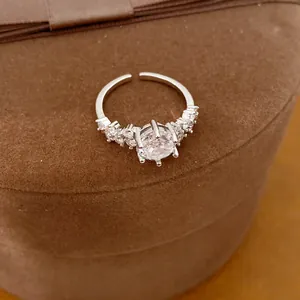 Detailansicht eines eleganten silbernen offenen Rings mit einem runden Zirkonia-Hauptstein