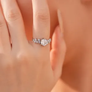 Nahaufnahme eines eleganten verstellbaren Zirkonrings mit funkelnden Steinen am Finger
