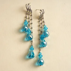 Vue détaillée de ces élégantes perles de verre bleues sur boucles d'oreilles argent