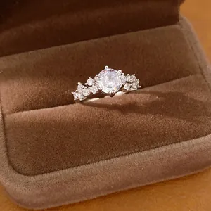 Detailansicht eines funkelnden runden Zirkonia-Rings in einer luxuriösen braunen Samtbox