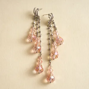 Boucles d'oreilles pendantes élégantes avec perles de verre pêche en forme de goutte d'eau.