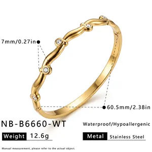 Vista dettagliata del bracciale irregolare in acciaio dorato con zirconi