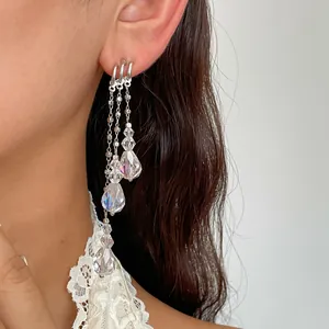 Gros plan détaillé de boucles d'oreilles vintage en métal avec gouttes en verre clair