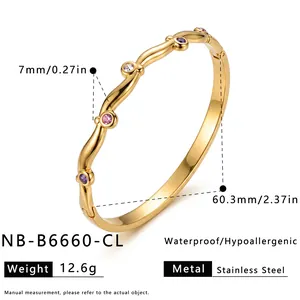 Vista dettagliata del bracciale rigido a onde in acciaio inossidabile placcato oro