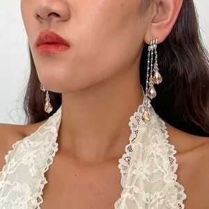 Boucles d'oreilles rétro élégantes avec pampilles en verre goutte rose, vue détaillée.