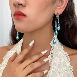 Vue détaillée de boucles d'oreilles élégantes à pampilles gouttes bleues sur mannequin
