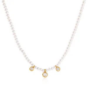 Collana di perle graduate minimalista con tre ciondoli in zirconia dorata