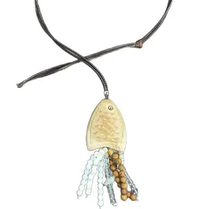 Collier poisson en bois bohème avec glands en perles et cordon en cuir marron