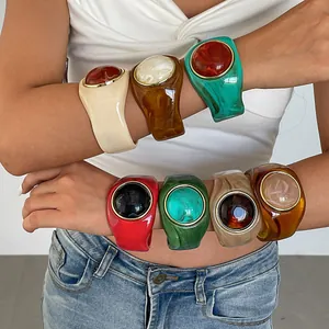 Detailansicht von vintage Acryl-Armreifen mit Marmorierung in verschiedenen Farben am Arm