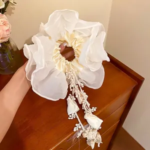 Elegante elastico in chiffon bianco a doppio strato con nappe floreali per capelli
