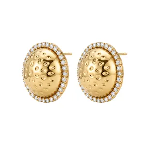 Detailweergave van elegante 18k vergulde gehamerde oorknopjes met fonkelende zirkoon