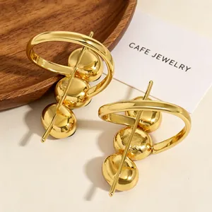Detailansicht eines vintage goldfarbenen Rings mit drei glatten ovalen Akzenten