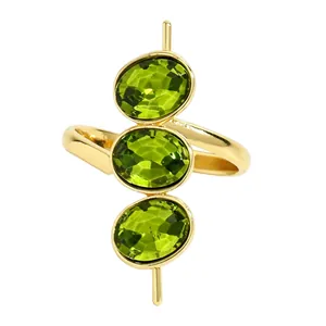 Detailansicht von drei ovalen grünen Zirkonia auf einem verstellbaren goldenen Vintage-Ring