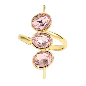 Detailansicht eines verstellbaren Goldrings mit drei ovalen rosa Kristallen.