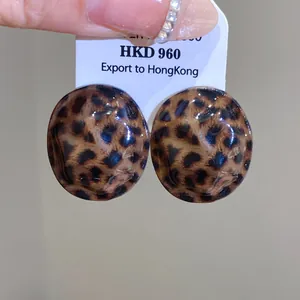 Detailansicht der französischen Retro-Ohrringe mit Leopardenmuster und Hochglanz
