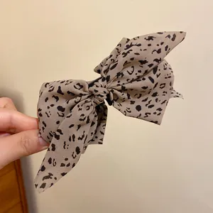 Ein stilvoller Haarclip mit Leopardenmuster aus Stoff und einem schicken Schleifendesign