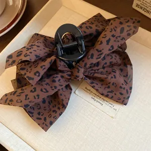 Detailansicht der Vintage-Haarklammer mit Leopard-Print-Stoffschleife für Damen Mode