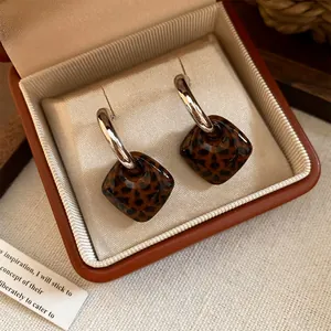 Detailansicht von Retro-Creolen mit Leopardenmuster in einer luxuriösen Geschenkbox