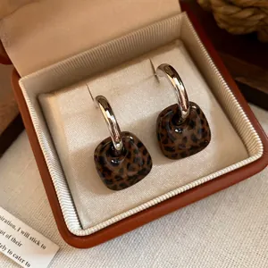 Detailaufnahme der retro Creolen mit Leopardenmuster in einer eleganten Schmuckbox