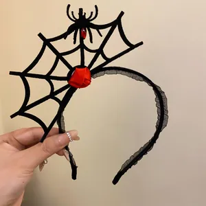 Detailansicht des Halloween-Spinnennetz-Stirnbands mit roter Rose und Chiffonspitze