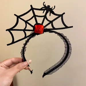 Detail eines Halloween-Haarreifens mit Spinnennetz, schwarzer Spitze und Rose