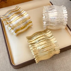 Vue détaillée de bracelets élastiques en métal martelé ondulé en finitions or et argent.