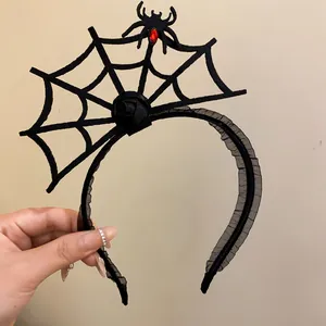 Gotischer Halloween-Spinnennetz-Haarreif mit schwarzer Rose und Spinne Detail