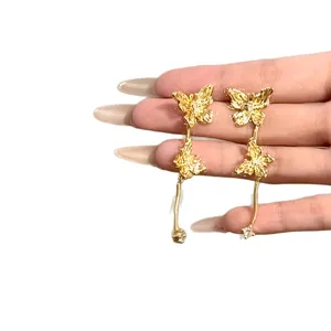Orecchini a nappa con farfalla dorata e strass per un look elegante e vintage raffinato.