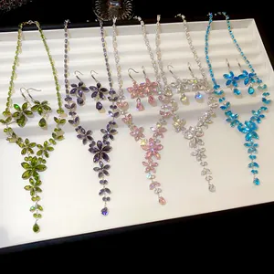 Macrodetail van sprankelende zirkoon bloem ketting en oorbellen sets in vijf diverse kleuren