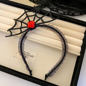 Nahaufnahme eines dunklen Gothic-Haarreifs mit Spinnennetz, roter Rose und Chiffon-Spitzenbesatz