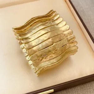 Bracelet manchette large en métal doré martelé avec design plissé ondulé élégant