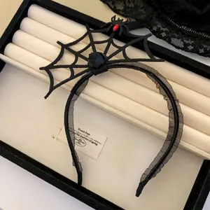 Detailaufnahme eines schwarzen Gothic-Spinnennetz-Haarreifs mit Spitze und rotem Stein.