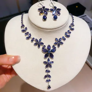 Detailopname van een prachtige blauwe zirkoon bloemen sieradenset met ketting en oorbellen