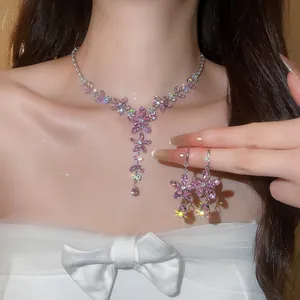 Sprankelende roze zirkoon bloem en waterdruppel sieradenset met ketting en oorbellen.