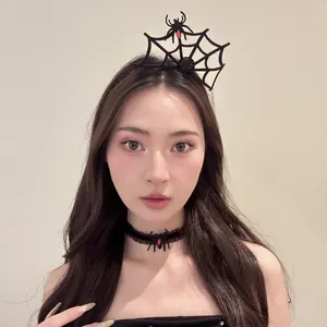 Asiatisches Model trägt Halloween Spinnennetz Stirnband und Choker Set im Gothic Stil