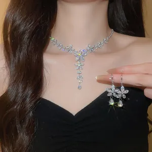 Elegante glinsterende zirkoon bloemen halsketting en waterdruppel oorbellen sieradenset