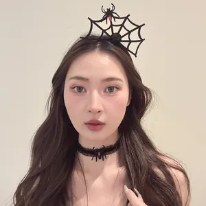 Asiatisches Model mit Halloween-Spinnennetz-Haarreif und schwarzem Spinnen-Samt-Choker