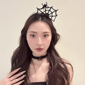 Detailansicht Halloween Spinnennetz Stirnband und Gothic Choker an einem Modell