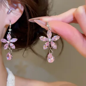 Elegante sprankelende roze zirkonia bloemenoorbellen met waterdruppel hanger dames