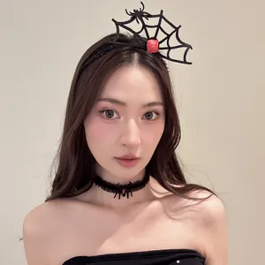 Nahaufnahme eines Models mit Halloween-Spinnennetz-Haarreif und passendem Halsband