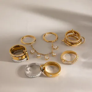 Detailansicht von mehrlagigen Edelstahlringen in Gold- und Silbausführung.