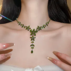 Elegante smaragdgroene zirkoon bloemenketting met fonkelende druppel hanger voor dames