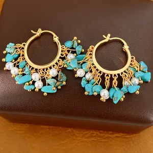Dettaglio orecchini a cerchio vintage placcati oro con turchesi e nappe di perle