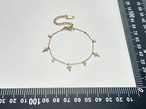 Detailweergave van 18K vergulde roestvrijstalen armband met kruishangers en zirkoon