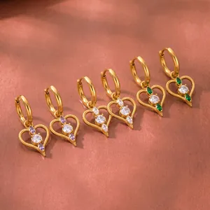 Detailansicht goldener Herzohrringe mit lila, weißen und grünen Zirkonia-Steinen.