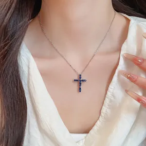 Elegante collar bañado en oro de 18k con colgante de cruz de circón azul en el cuello