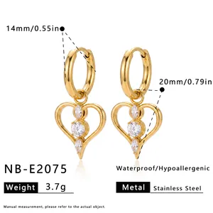 Detailaufnahme der goldenen Herzohrringe mit Zirkonia-Einlage und Maßen angezeigt