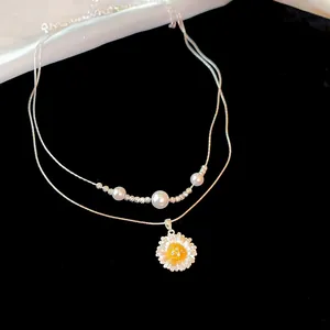 Detailansicht der französischen Vintage-Doppelkette mit Gänseblümchen-Anhänger und Perlen